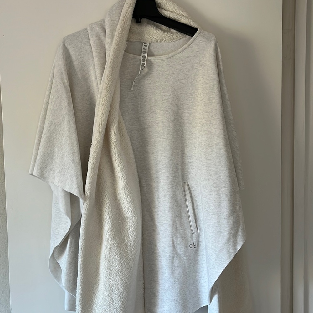 Alo wrap with scarf attached and pockets white with gray xs/s